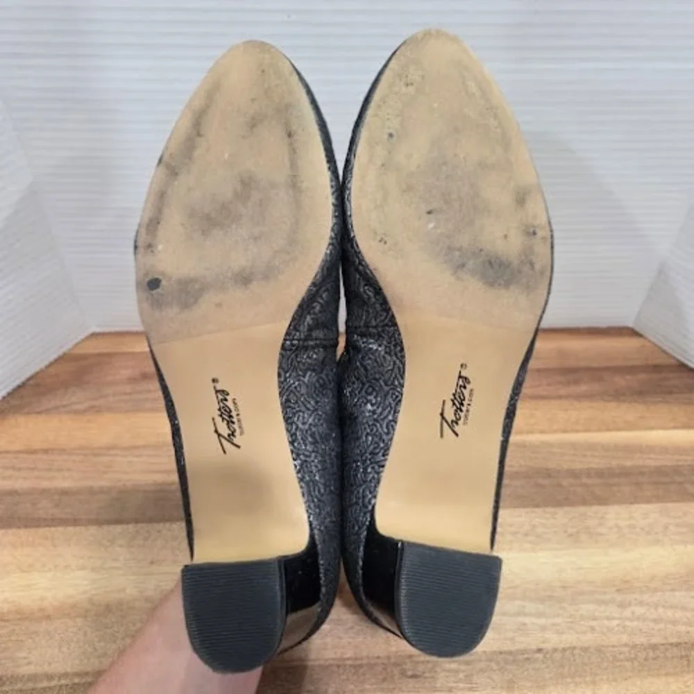 Trotters Mary Jane Pumps Women's 12WW Silver Paisley Embossed Criss Cross Strap